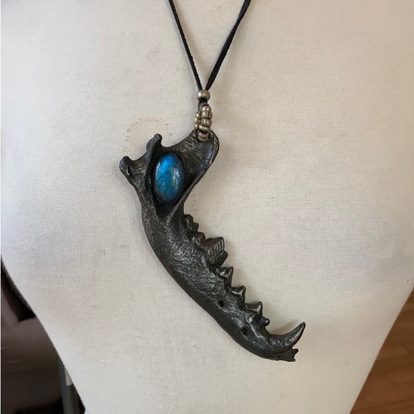S O L D Ethically Sourced Coyote Jawbone With Labrodorite - Picture 4 of 7